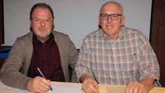 Kassenwart Michael Obladen (l.) und der erster Vorsitzende Günther Justen-Stahl unterschreiben den Auftrag für die Anschaffung des Bürgerbusses. Damit ist der Start für mehr Verbindung in Bremervörde besiegelt worden.  Foto: ls