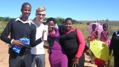 Stephan Knapmeyer aus Zeven und  DJ Nkosi, ein ehemaliger Freiwilliger, mit Jugendlichen aus eNtombe Foto: eb