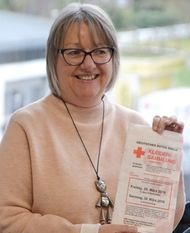 Heike Zychla-Schadeck, zuständige Sachbearbeiterin für den Bereich Altkleidersammlung macht für den DRK-Kreisverband Bremervörde auf die nächste Altkleidersammlung am Freitag und Samstag, 29. und 30. März, aufmerksam.  Foto: St. Jeschke/DRK