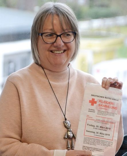 Heike Zychla-Schadeck, zuständige Sachbearbeiterin für den Bereich Altkleidersammlung macht für den DRK-Kreisverband Bremervörde auf die nächste Altkleidersammlung am Freitag und Samstag, 29. und 30. März, aufmerksam.  Foto: St. Jeschke/DRK