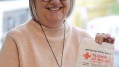 Heike Zychla-Schadeck, zuständige Sachbearbeiterin für den Bereich Altkleidersammlung macht für den DRK-Kreisverband Bremervörde auf die nächste Altkleidersammlung am Freitag und Samstag, 29. und 30. März, aufmerksam.  Foto: St. Jeschke/DRK