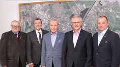 Bürgermeister Detlev Fischer (rechts) und Amtsgerichtsdirektor Helmut Claudé (2.v.l.) sprachen Rudolf Gundlach (Mitte) ihren Dank für die langjährig geleistete ehrenamtliche Arbeit aus. Neuer Schiedsmann ist Marcus Beckmann (l.). Zu seinem Nachfolger wurde Heiko Röding (2.v.r) berufen.  Foto: ue