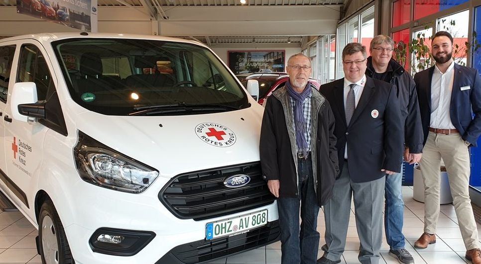 Ralf Kramer (Seniorenarbeitskreis), Tommo Löffler (Vorsitzender), Jörg Ernecker (stv Ltr. Bereitschaft), Julian Lorenzen (Woltmann) bei der Übergabe des neuen Einsatzfahrzeuges. Foto: eb