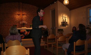 Mit Clownsverkleidung betrag Michael Freitag-Parey den Gebetsraum und machte damit den Auftakt für ein Schauspiel. Foto: af