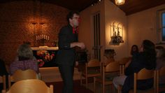 Mit Clownsverkleidung betrag Michael Freitag-Parey den Gebetsraum und machte damit den Auftakt für ein Schauspiel. Foto: af