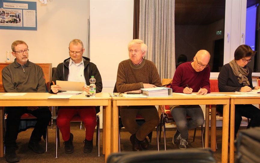 Gert Glaser (2. Vorsitzender), Martin Makow (Kassenwart), Heinrich Grün (Vorsitzender), Harald Schiff (Schriftführer) und Kirchenkreiskantorin Caroline Schneider-Kuhn (v.l.n.r.) auf der Mitgliederversammlung.  Foto: Eike-Rolf Michael