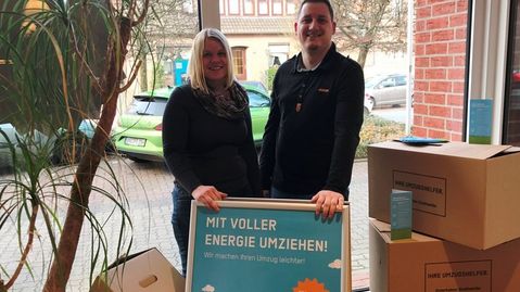 Nora Gerdes und Patrick Tischmann aus dem Ritterhuder Kundenzentrum freuen sich über die Kartonaktion.  Foto: eb