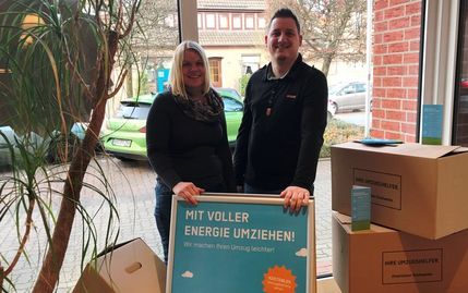 Nora Gerdes und Patrick Tischmann aus dem Ritterhuder Kundenzentrum freuen sich über die Kartonaktion.  Foto: eb