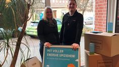 Nora Gerdes und Patrick Tischmann aus dem Ritterhuder Kundenzentrum freuen sich über die Kartonaktion.  Foto: eb