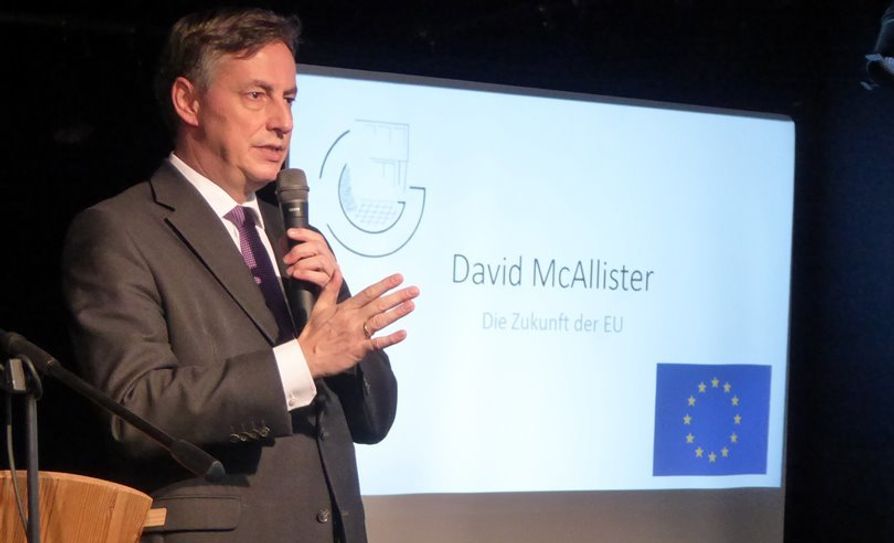 David McAllister stellt sich im Gymnasium Osterholz-Scharmbeck dem Thema „Die Zukunft der EU“ und spricht mit Schülerinnen und Schülern.  Foto: hc