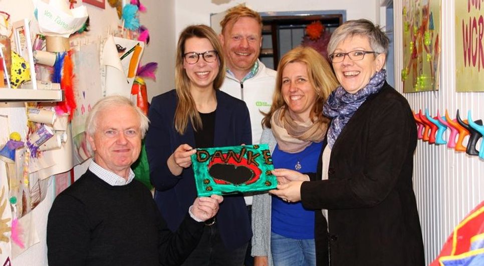 Gemeinsam mit den Kindern der Zwergen-Gruppe kreierte Kunsttherapeutin Stine Gürtler (zweite von links) ein “Dankeschön” an Heinrich Grün vom Loccumer Kreis (links) und an Superintendentin Jutta Rühlemann (ganz rechts). Sonja Oelfke (zweite von links) und Niels Meyring (Mitte) vom SOS Kinderdorf übergaben das Bild während der Spendenübergabe. Foto: mr