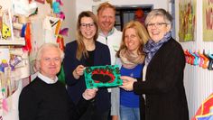 Gemeinsam mit den Kindern der Zwergen-Gruppe kreierte Kunsttherapeutin Stine Gürtler (zweite von links) ein “Dankeschön” an Heinrich Grün vom Loccumer Kreis (links) und an Superintendentin Jutta Rühlemann (ganz rechts). Sonja Oelfke (zweite von links) und Niels Meyring (Mitte) vom SOS Kinderdorf übergaben das Bild während der Spendenübergabe.  Foto: mr