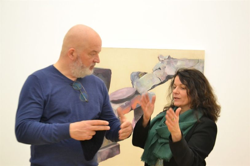 Jörg van den Berg und Beate Arnold sind in einem Gespräch vertieft. 
 Foto: ui