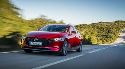 Weiterentwickelte Interpretation des Kodo Designs, Komfort, Bedienung und Sicherheit umfassend verbessert, neue Skyactiv Technologien für mehr Effizienz und Fahrvergnügen - Der neue Mazda3 besticht mit vielen Extras. Foto: mazda-press
