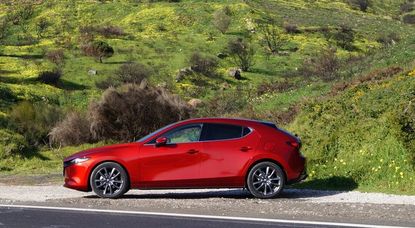 Die Neuauflage des Kompaktmodells leitet eine neue Mazda Ära ein. Der neue Mazda3 besticht mit klaren Linien und vielen Extras. Fotos: Mirko Stephan/Mazda