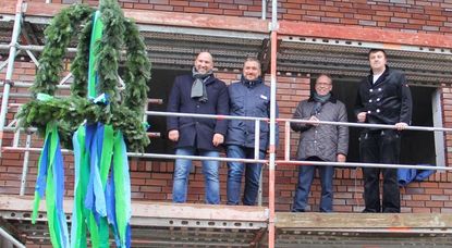 Freuen sich anlässlich des Richtfestes über den raschen Baufortschritt der „Villa Grete“: Benjamin Renken, Vertriebsleiter der SeniorenConsept Bau GmbH, Geschäftsführer Lutz Mosel, Bürgermeister Reinhard Aufdemkamp und Zimmermann Henrik Middendorf (v.l.).  Foto: ue