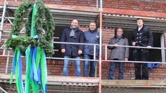 Freuen sich anlässlich des Richtfestes über den raschen Baufortschritt der „Villa Grete“: Benjamin Renken, Vertriebsleiter der SeniorenConsept Bau GmbH, Geschäftsführer Lutz Mosel, Bürgermeister Reinhard Aufdemkamp und Zimmermann Henrik Middendorf (v.l.).  Foto: ue