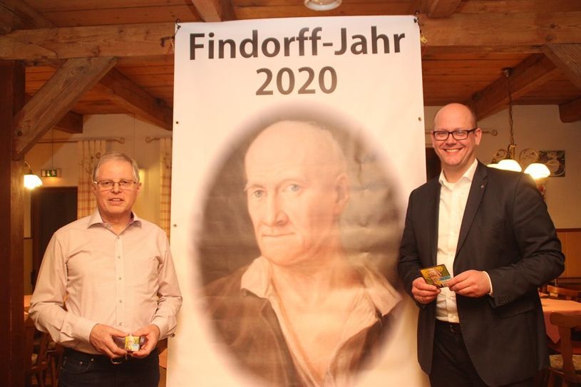 Auf dem fünften Treffen der Arbeitsgemeinschaft zum 300. Geburtstag von Jürgen Christian Findorff stellte Sprecher und Koordinator des Initiativkreises Hermann Röttjer einen 2 mal 1,20 Meter großen Banner mit dem Porträt Findorff sowie die Aufkleber vor. Mit auf dem Foto Marco Mohrmann, CDU Mitglied im Landtag.  Fotos: im