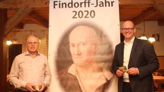 Auf dem fünften Treffen der Arbeitsgemeinschaft zum 300. Geburtstag von Jürgen Christian Findorff stellte Sprecher und Koordinator des Initiativkreises Hermann Röttjer einen 2 mal 1,20 Meter großen Banner mit dem Porträt Findorff sowie die Aufkleber vor. Mit auf dem Foto Marco Mohrmann, CDU Mitglied im Landtag.  Fotos: im