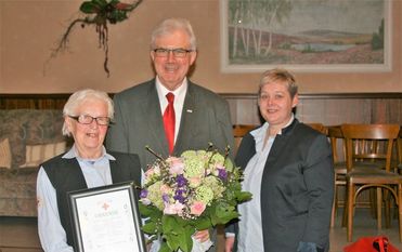 Der DRK-Kreispräsident Werner Otten und die Ortsvereinsvorsitzende Simone Steffens bedankten sich bei Käte Wachsmuth für ihr langjähriges ehrenamtliches Engagement.  Foto: sla
