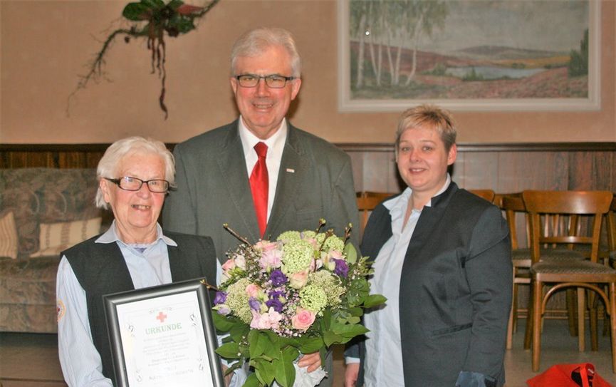 Der DRK-Kreispräsident Werner Otten und die Ortsvereinsvorsitzende Simone Steffens bedankten sich bei Käte Wachsmuth für ihr langjähriges ehrenamtliches Engagement.  Foto: sla