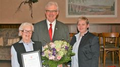 Der DRK-Kreispräsident Werner Otten und die Ortsvereinsvorsitzende Simone Steffens bedankten sich bei Käte Wachsmuth für ihr langjähriges ehrenamtliches Engagement.  Foto: sla