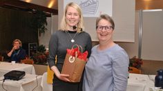 Janina Tiedemann bereicherte den Nachmittag bei den Bremervörder Landfrauen und erhielt von Andrea Burfeind ein kleines Dankeschön. Foto: uml