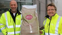 Neben Kompost und Rindenmulch verkauft die Abfall-Service Osterholz GmbH nun auch „Regionale Blumen- und Pflanzerde“. Vorgestellt wurde das neue Produkt von Betriebsleiter Marcel Patzer und Pressesprecherin Annemarie Lampe. Foto: sr