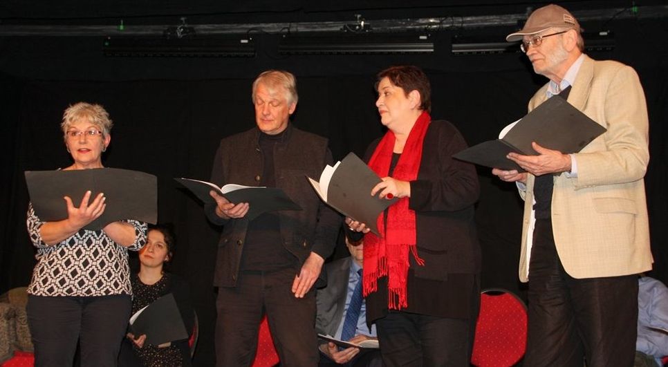 Doris Stoeckel, Thomas Conrad, Petra Neubauer und Carsten Platz zitieren aus den Erzählungen der Zeitzeugen Waltraud Prang, geb. Schmidt, Kurt Schmidt, Erika Janke, geb. Schmidt und Dieter Schmidt. Sie sind vier von sechs Geschwistern der ostpreußischen Flüchtlingsfamilie, die im Niedersachsenstein gelebt haben. Foto: mr