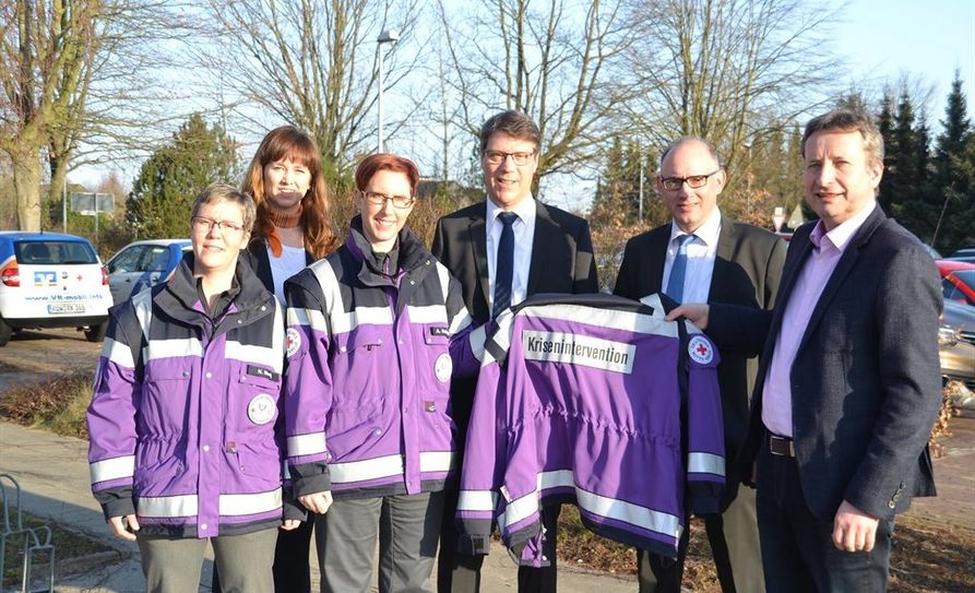Die Volksbank-Vertreter Ines Pommerening, Uwe Schradick und Sascha Ringe (hintere Reihe von links) überreichten den Kit-Vertretern Nadine Mooij und Alexandra Rothgeber eine Spende in Höhe von 1.500 Euro zur Anschaffung von Einsatzkleidung. Rechts: DRK-Geschäftsführer Rolf Eckhoff.
 Foto: St. Jeschke/DRK