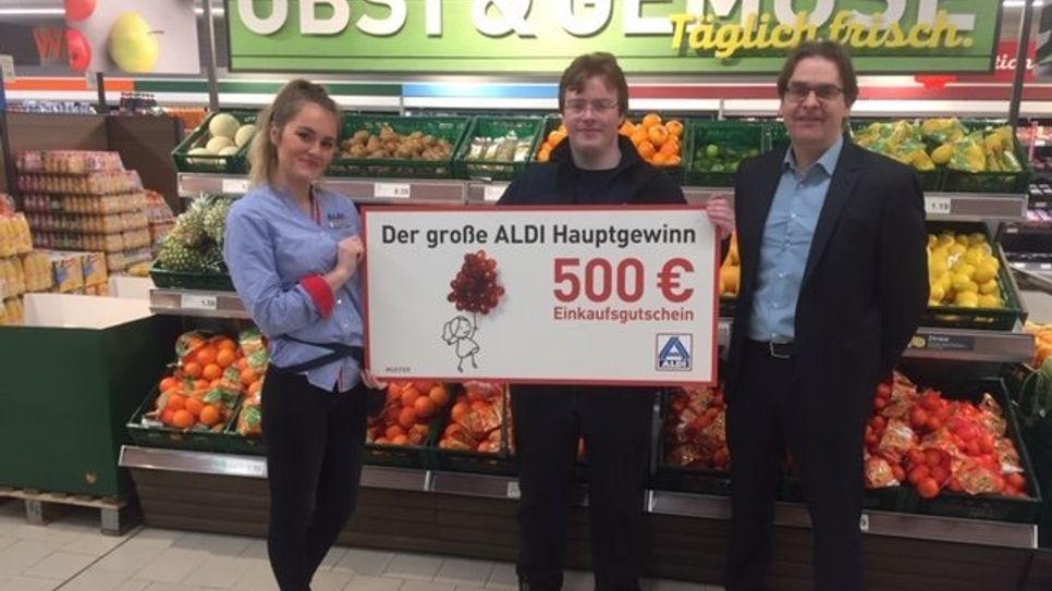 Sven Eike Gote aus Hesedorf gewann den ALDI-Einkaufsgutschein im Wert von 500 Euro.  Foto: eb