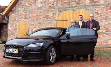 Irmgard Löwe freut sich mit ihrem Sohn Marco (r.) über den tollen Gewinn, den ihr André Gerdes von der Volksbank Osterholz Bremervörde überreichte.  Foto: ls