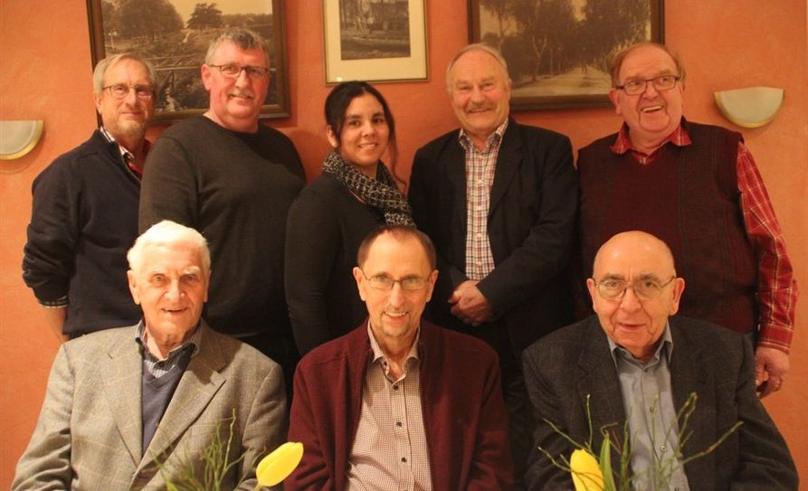 Die museale Anlage des Historischen Moorhofes in Augustdorf schreibt eine echte Erfolgsgeschichte. Eine schöne Belohnung für die vielen fleißigen ehrenamtlichen Helfer. Auf dem Foto der Vorstand unter dem Vorsitz von Ulrich Hartmann (untere Reihe Bildmitte).  Foto: im