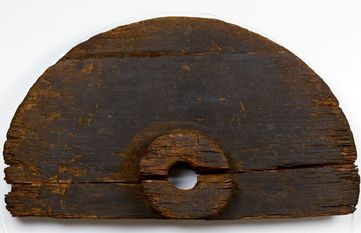 Das jungsteinzeitliche Scheibenrad ist das älteste bisher entdeckte Holzrad in ganz Nordwesteuropa. 
 Foto: Bachmann-Museum Bremervörde