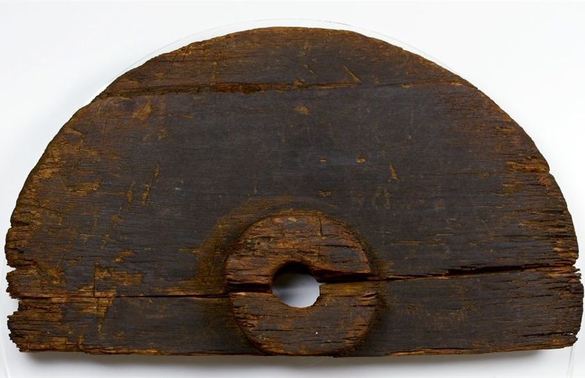 Das jungsteinzeitliche Scheibenrad ist das älteste bisher entdeckte Holzrad in ganz Nordwesteuropa. 
 Foto: Bachmann-Museum Bremervörde