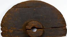Das jungsteinzeitliche Scheibenrad ist das älteste bisher entdeckte Holzrad in ganz Nordwesteuropa. 
 Foto: Bachmann-Museum Bremervörde
