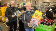 Marktleiter Volker Heins (links) und Mitarbeiterin Ute Heinrichs freuen sich über den Einzug der neuen Grillgeräte in den Raiffeisen-Markt. Foto: eb