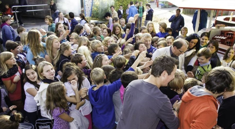 Für die Kinder ist der Eröffnungstag das Highlight: Hier verteilen Rats- und WIR-Mitglieder kostenlose Fahrchips für den Frühjahrsmarkt. Fotos: mb