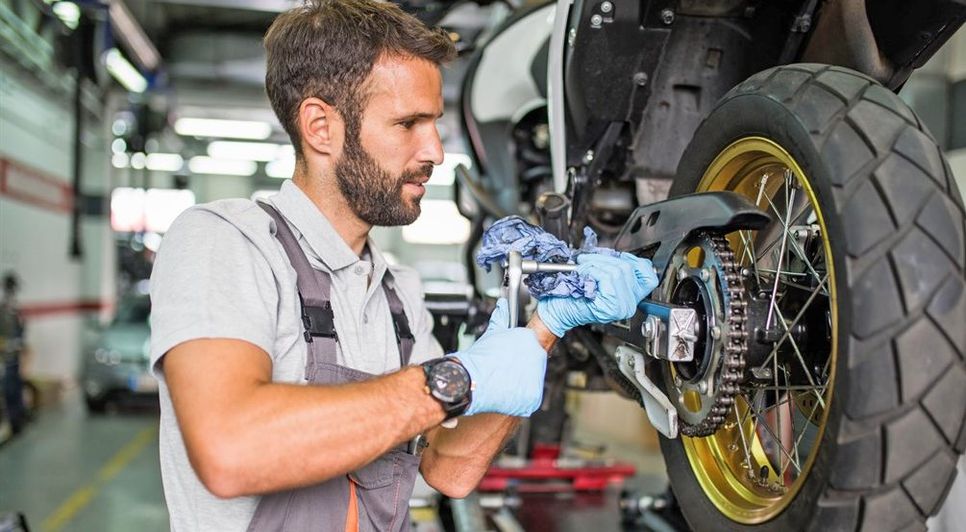 Ein Radausbau ist beim Auto deutlich einfacher als bei den meisten Motorrädern. Der Fachmann in der Werkstatt weiß genau, worauf es dabei ankommt. Foto: djd/MotorradreifenDirekt.de/Getty