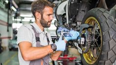 Ein Radausbau ist beim Auto deutlich einfacher als bei den meisten Motorrädern. Der Fachmann in der Werkstatt weiß genau, worauf es dabei ankommt. Foto: djd/MotorradreifenDirekt.de/Getty
