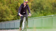 E-Bikes werden längst nicht mehr nur von Senioren, sondern beispielsweise auch für den Weg zur Arbeit genutzt. Foto: djd/Itzehoer Versicherungen/Getty