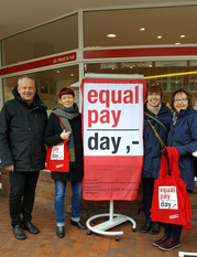 V. links: BM Andreas Weber, Kerstin Blome, Karen Bennecke und Johanna Meeske in der Rotenburger Fußgängerzone. Foto: eb