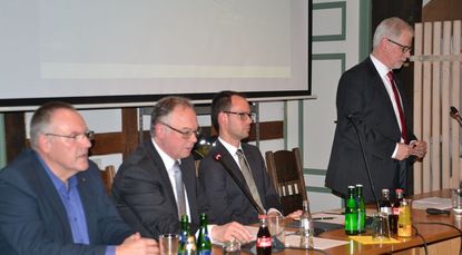 Wolfgang Wedelich, Ortsvorsteher in Waakhausen, Bürgermeister Stefan Schwenke und die beiden Dezernenten Dominik Vinbruck und Werner Schauer (von links) bei der Fragestunde zum Thema Schießstand. Foto: ui