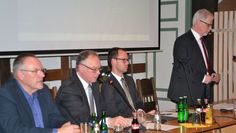 Wolfgang Wedelich, Ortsvorsteher in Waakhausen, Bürgermeister Stefan Schwenke und die beiden Dezernenten Dominik Vinbruck und Werner Schauer (von links) bei der Fragestunde zum Thema Schießstand.  Foto: ui