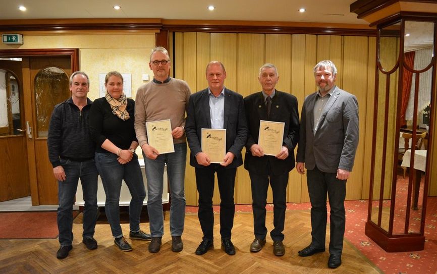 von li.: Manfred Dankers, Angela Mügge, Ralf Mügge, Klaus Michaelis , Willi Tiedemann, Holger Brandt  Foto: eb