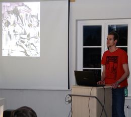 Geschichte als Comic: Jens Genehr präsentierte in der Gedenkstätte Lager Sandbostel seine Graphic Novel „Valentin“, die er im Rahmen seiner Diplomarbeit verfasst.  Foto: ue