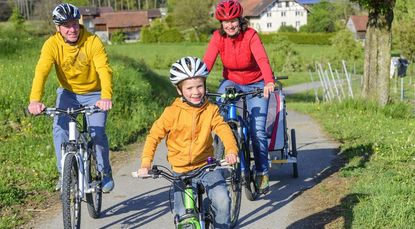 In der warmen Jahreszeit unternehmen viele Deutsche gerne einen Radausflug ins Grüne.
Foto: djd/DEVK/ARochau - stock.adobe.com