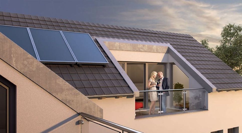 Zur optimalen Sonnenernte sollte die Kollektorfläche der Solarthermieanlage nicht zu flach und zudem nach Süden geneigt sein. Nicht direkt genutzte Wärmeenergie verwahrt ein Wärmespeicher für die Beheizung an sonnenarmen Tagen. Foto: djd/BDH