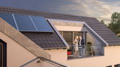Zur optimalen Sonnenernte sollte die Kollektorfläche der Solarthermieanlage nicht zu flach und zudem nach Süden geneigt sein. Nicht direkt genutzte Wärmeenergie verwahrt ein Wärmespeicher für die Beheizung an sonnenarmen Tagen. Foto: djd/BDH