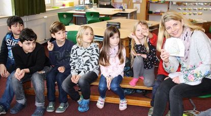 Frauke Schmidt von der Biologischen Station Osterholz zeigte den Kindern der 3. Klasse der Beethovenschule Bilder mit Insekten, die die Kinder benennen sollten. Foto: mr
